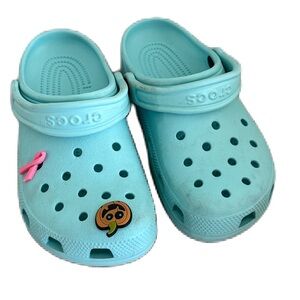 Crocs Classic Teal/Lt Blue Women’s SZ 6 With 2 charms